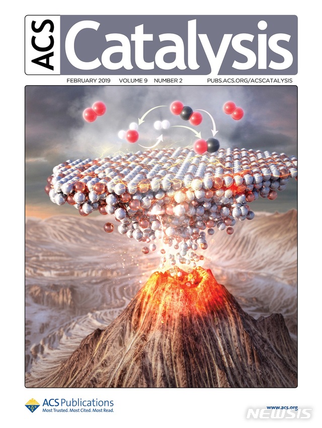 【포항=뉴시스】강진구 기자 = 포스텍(총장 김도연)은 화학공학과 한정우 교수, 박사과정 조아라 씨가 철과 니켈 합금으로 값싸고 성능 뛰어난 친환경 고체산화물 수전해전지를 만드는 기술을 규명했다고 11일 밝혔다.사진은 이 연구결과가 실린 화학 분야 국제학술지 ACS 카탈리시스(ACS Catalysis)지 2월호 표지.2019.02.11.(사진=포스텍 제공) photo@newsis.com