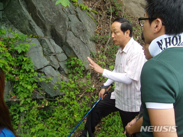 【순천=뉴시스】김석훈 기자 = 국립순천대학교 사범대 물리교육과 김정빈(60) 교수는 지난 10여년간 온천 탐사를 통해 순천만 인근에 대규모 온천수를 찾아냈으며 개발 이익을 대학과 교수연구비에 사용할 계획이라고 11일 밝혔다.사진은 학생과 지질 탐사중인 김정빈 교수. 2019.02.11. (사진=학과 제공) kim@newsis.com