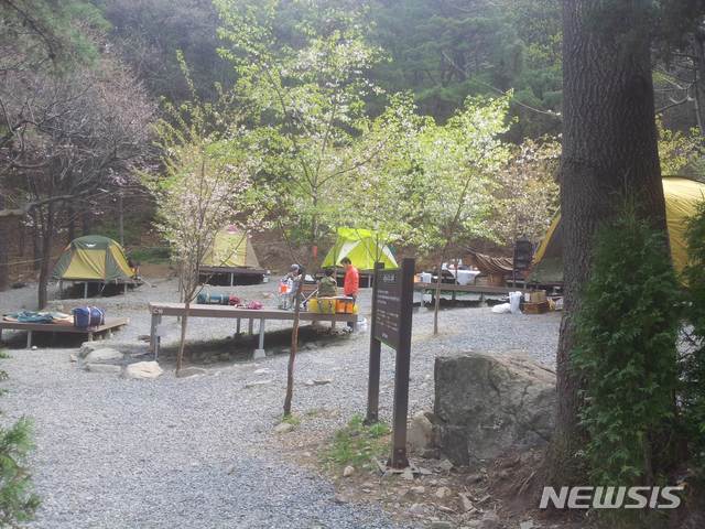 【안양=뉴시스】 박석희 기자 = 텐트 등 시설이 확충 되는 안양9동 병목안 캠핑장 현재의 모습.(사진=안양시 제공)