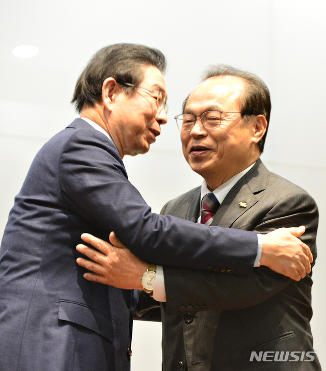 【진천=뉴시스】인진연 기자 = 11일 충북 진천 국가대표선수촌에서 열린 2032년 하계올림픽 국내유치도시 선정을 위한 대한체육회 대의원 총회에서 서울유치가 확정된 뒤 오거돈 부산시장이 박원순 서울시장을 축하하고 있다. 2019.02.11inphoto@newsis.com