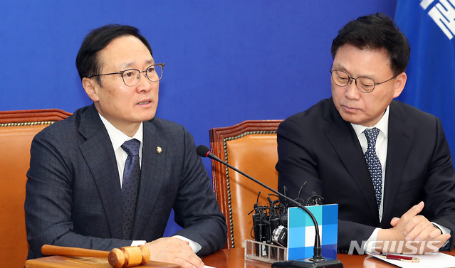 【서울=뉴시스】이종철 기자 = 11일 서울 여의도 국회에서 열린 더불어민주당 최고위원회의에서 홍영표 원내대표가 모두발언을 하고 있다. 2019.02.11. jc4321@newsis.com