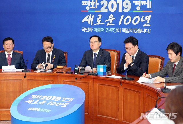 【서울=뉴시스】이종철 기자 = 11일 서울 여의도 국회에서 열린 더불어민주당 최고위원회의에서 홍영표 원내대표가 모두발언을 하고 있다. 2019.02.11.jc4321@newsis.com