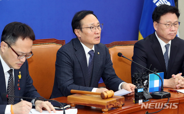 【서울=뉴시스】이종철 기자 = 11일 서울 여의도 국회에서 열린 더불어민주당 최고위원회의에서 홍영표 원내대표가 모두발언을 하고 있다. 2019.02.11. jc4321@newsis.com