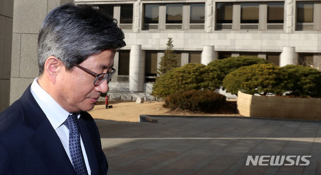 【서울=뉴시스】박주성 기자 = 11일 오전 김명수 대법원장이 서울 서초구 대법원으로 출근하고 있다. 2019.02.11. park7691@newsis.com