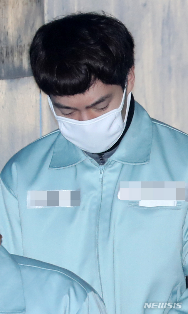 【서울=뉴시스】박주성 기자 = '무면허음주 뺑소니' 혐의로 재판에 넘겨진 뮤지컬배우 손승원씨가 11일 오전 서울 서초구 서울중앙지법에서 열린 첫 공판에 출석하고 있다. 2019.02.11. park7691@newsis.com