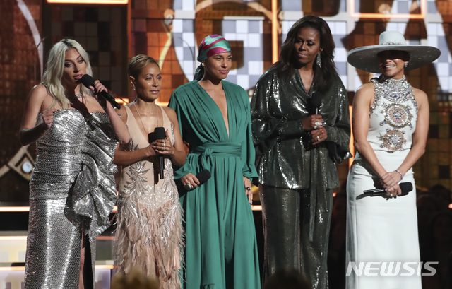 【로스앤젤레스=AP/뉴시스】 버락 오바마 전 미국 대통령 부인 미셸 오바마 여사가 10일(현지시간) 미국 로스앤젤레스에서 열린 제61회 그래미 시상식의 오프닝에 사회자 얼리샤 키스와 팔짱을 끼고 등장했다. 사진은 왼쪽부터 레이디 가가, 제이다 핀켓 스미스, 얼리샤 키스, 미셸 오바마, 제니퍼 로페즈. 2019.02.11.
