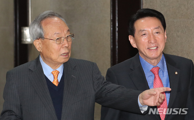 【서울=뉴시스】이종철 기자 = 11일 서울 여의도 국회에서 열린 자유한국당 선관위 회의에 참석하는 박관용 위원장이 김석기 부위원장과 의견을 나누며 걸어가고 있다. 2019.02.11.jc4321@newsis.com