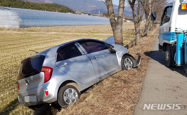 【구례=뉴시스】변재훈 기자 = 11일 오전 9시16분께 전남 구례군 용방면 편도 1차선 도로에서 A(74·여)씨가 몰던 경차가 가로수를 들이받아 B(75·여)씨 등 2명이 숨졌고 A씨 등 3명이 크고작은 부상을 입고 병원으로 옮겨졌다. 2019.02.11. (사진=전남 구례경찰서 제공) photo@newsis.com