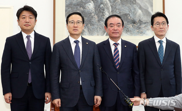 【서울=뉴시스】이종철 기자  = 한국당 '5.18 발언'과 관련하여 11일 서울 여의도 국회 운영위원장실서 회동한 왼쪽부터 유의동 바른미래당 원내수석부대표, 홍영표 더불어민주당, 장병완 민주평화당, 윤소하 정의당 원내대표가 기자들에게 논의한 대책을 말하고 있다. 2019.02.11.jc4321@newsis.com