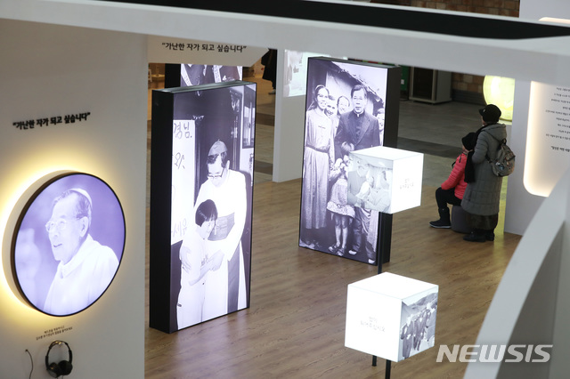 【서울=뉴시스】박미소 수습기자 = 11일 서울 중구 명동성당 1898광장에서 열린 '김수환 추기경 선종 10주년 기념 추모 사진전'에서 시민들이 김수환 추기경의 생전 모습 사진을 보고 있다.&nbsp; 김 추기경 생전의 다양한 활동을 담은 사진전은 2월 11일부터 23일까지 명동성당 1898 광장에서 열린다. 2019.02.11.&nbsp; misocamera@newsis.com 