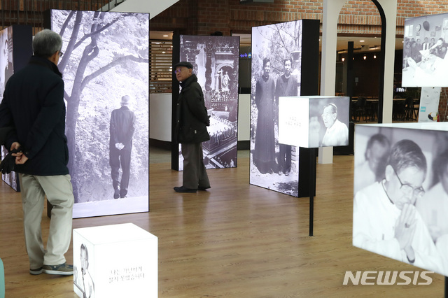 【서울=뉴시스】박미소 수습기자 = 11일 서울 중구 명동성당 1898광장에서 열린 '김수환 추기경 선종 10주년 기념 추모 사진전'에서 시민들이 김수환 추기경의 생전 모습 사진을 보고 있다. 김 추기경 생전의 다양한 활동을 담은 사진전은 2월 11일부터 23일까지 명동성당 1898 광장에서 열린다. 2019.02.11. misocamera@newsis.com