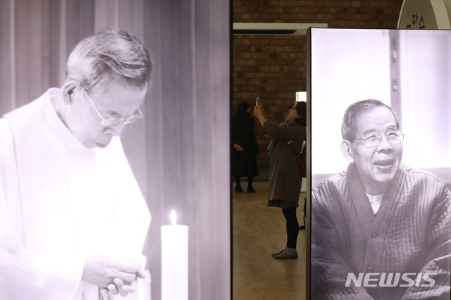 【서울=뉴시스】박미소 수습기자 = 11일 서울 중구 명동성당 1898광장에서 열린 '김수환 추기경 선종 10주년 기념 추모 사진전'에서 시민들이 김수환 추기경의 생전 모습 사진을 찍고 있다. 김 추기경 생전의 다양한 활동을 담은 사진전은 2월 11일부터 23일까지 명동성당 1898 광장에서 열린다. 2019.02.11. misocamera@newsis.com