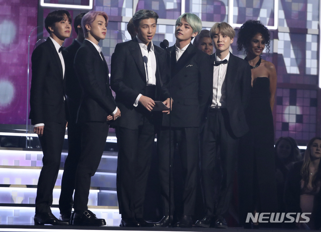 방탄소년단, 제61회 그래미어워즈 '베스트 R&B 앨범' 부문 시상자