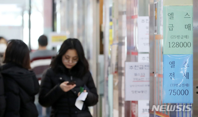 【서울=뉴시스】박주성 기자 = 외환위기 이후 20년만에 처음으로 집값·전셋값이 동반 급락하면서 750조원으로 추정되는 ‘전세부채’에 대한 우려가 커지고 있다. 서울보증보험과 주택도시보증공사의 자료에 따르면 이들 전세대출 보증기관이 집주인 대신 세입자에게 돌려준 보증금은 지난해 1,607억원으로, 2017년(398억원)의 4배를 넘었다. 11일 오후 서울 송파구 부동산중개업소에 급매매 시세표가 붙어 있다. 2019.02.11. park7691@newsis.com