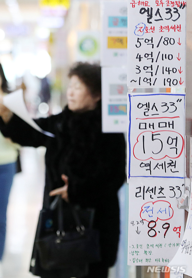 【서울=뉴시스】박주성 기자 = 외환위기 이후 20년만에 처음으로 집값·전셋값이 동반 급락하면서 750조원으로 추정되는 ‘전세부채’에 대한 우려가 커지고 있다.&nbsp; 서울보증보험과 주택도시보증공사의 자료에 따르면 이들 전세대출 보증기관이 집주인 대신 세입자에게 돌려준 보증금은 지난해 1,607억원으로, 2017년(398억원)의 4배를 넘었다.&nbsp; 11일 오후 서울 송파구 부동산중개업소에 급매매 시세표가 붙어 있다. 2019.02.11. park7691@newsis.com