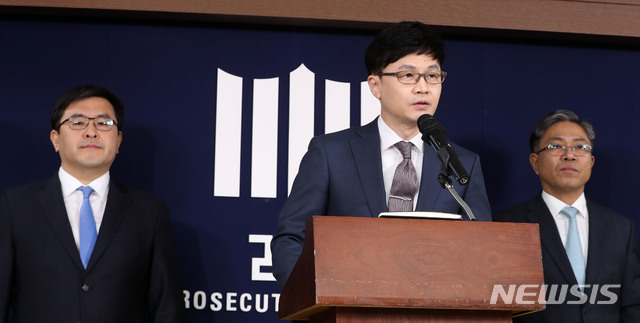 【서울=뉴시스】박주성 기자 = 한동훈 서울중앙지방검찰청 제3차장검사가 11일 오후 서울 서초동 서울중앙지방검찰청 브리핑룸에서 사법행정권 남용으로 구속 기소한 양승태 전 대법원장 중간 수사 결과를 발표하고 있다. 2019.02.11. park7691@newsis.com