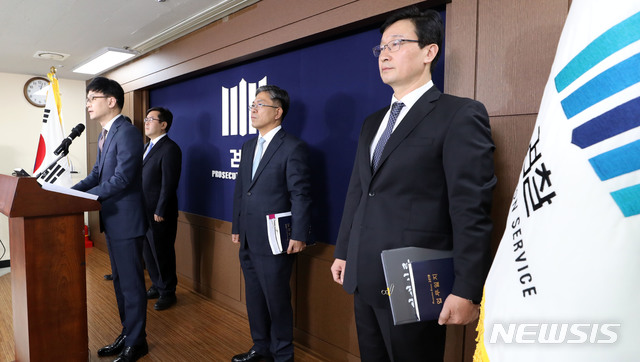 【서울=뉴시스】박주성 기자 = 한동훈 서울중앙지방검찰청 제3차장검사가 지난 11일 오후 서울 서초동 서울중앙지방검찰청 브리핑룸에서 사법행정권 남용으로 구속 기소한 양승태 전 대법원장 중간 수사결과를 발표하고 있다. 2019.02.11. park7691@newsis.com