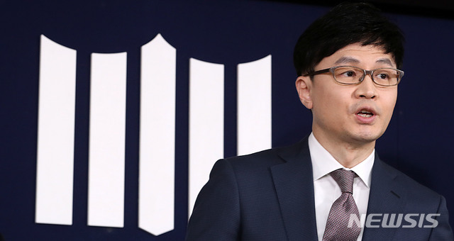 【서울=뉴시스】박주성 기자 = 한동훈 서울중앙지방검찰청 제3차장검사가 11일 오후 서울 서초동 서울중앙지방검찰청 브리핑룸에서 사법행정권 남용으로 구속 기소한 양승태 전 대법원장 중간 수사결과를 발표하고 있다. 2019.02.11.&nbsp; park7691@newsis.com 