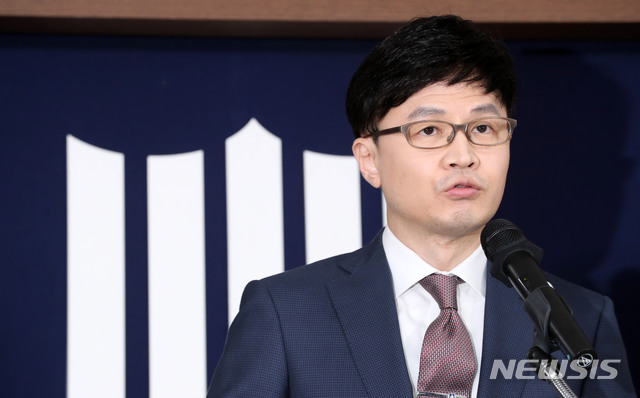 【서울=뉴시스】박주성 기자 = 한동훈 서울중앙지방검찰청 제3차장검사가 11일 오후 서울 서초동 서울중앙지방검찰청 브리핑룸에서 사법행정권 남용으로 구속 기소한 양승태 전 대법원장 중간 수사결과를 발표하고 있다. 2019.02.11.&nbsp; park7691@newsis.com 