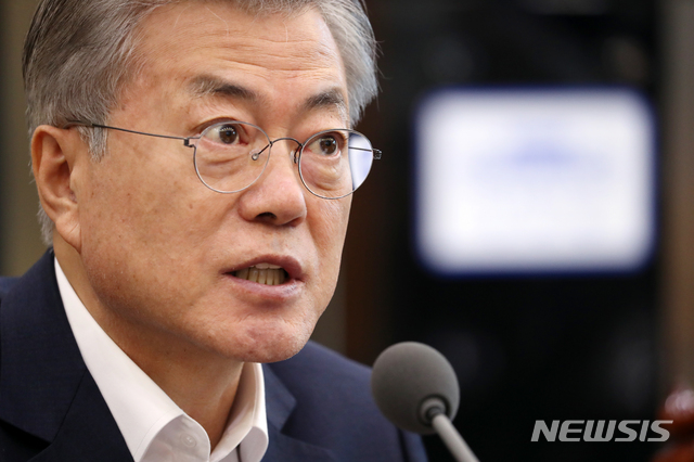 【서울=뉴시스】박진희 기자 = 문재인 대통령이 11일 청와대 여민관에서 수석·보좌관 회의를 주재하고 있다. 2019.02.11. pak7130@newsis.com