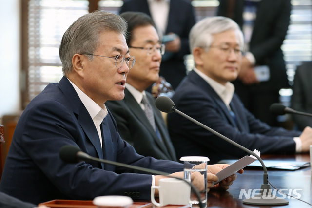 【서울=뉴시스】박진희 기자 = 문재인 대통령이 11일 청와대 여민관에서 수석·보좌관 회의를 주재하고 있다. 2019.02.11.&nbsp; pak7130@newsis.com