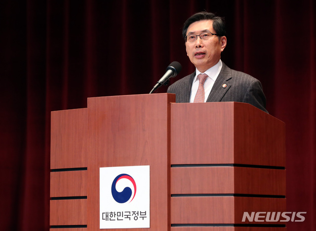 【과천=뉴시스】이윤청 수습기자 = 박상기 법무부 장관이 11일 오후 경기 정부과천청사 1동 지하 대강당에서 열린 '신임 검사 임관식'에서 축사를 하고 있다. 2019.02.11.&nbsp; radiohead@newsis.com