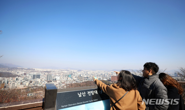 【서울=뉴시스】김선웅 기자 = 서울 미세먼지 농도가 보통 상태를 나타낸 지난달 11일 오후 서울 중구 남산공원에서 바라본 서울 하늘이 푸른 모습을 보이고 있다. 2019.02.11. mangusta@newsis.com