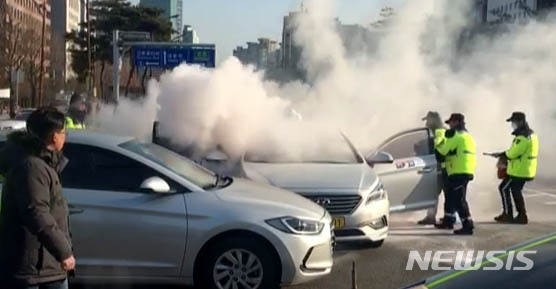【서울=뉴시스】11일 서울 여의도 국회 앞에서 택시 기사의 분신으로 추정되는 화재사고가 발생해 경찰들이 화재진압을 하고 있다. 택시 기사는 인근 병원으로 후송됐다. 2019.02.11. (사진= 독자영상 캡쳐) photo@newsis.com