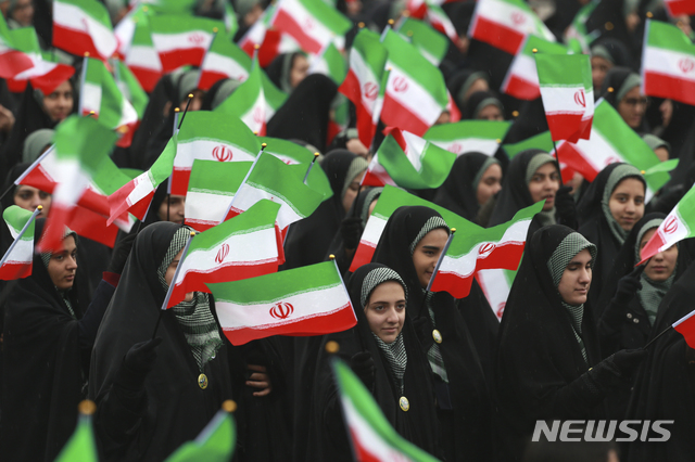 [테헤란=AP/뉴시스] 미국 정부가 이란 동결자금을 송금할 한국 등 외국 은행 제재를 면제해주기로 했다고 AP통신이 11일(현지시간) 보도했다. 사진은 지난 2019년 2월11일 이란 수도 테헤란의 자유 광장에서 이슬람혁명 제40주년 기념행사가 열려 이란 여성들이 국기를 흔들며 행사에 참여하는 모습. 2023.09.12.