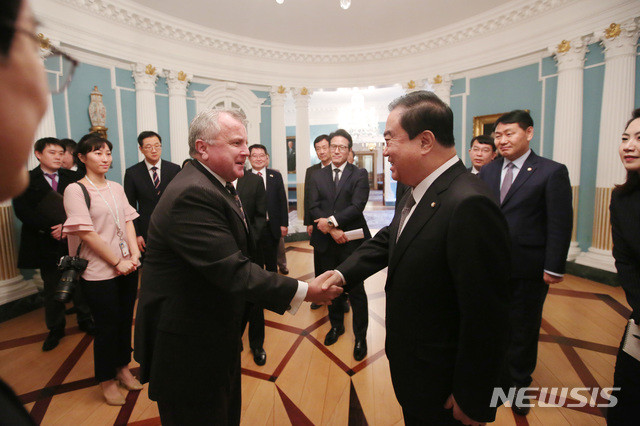 【워싱턴 D.C.=뉴시스】미국을 공식 방문 중인 문희상 국회의장과 여야 지도부가 11일(현지시간) 존 설리번 미국 국무부장관 대행과 비공개 면담을 진행했다. 2019.02.12. (사진=국회 제공)&nbsp;&nbsp; photo@newsis.com 