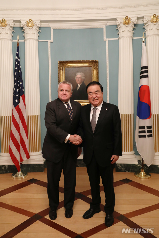 【워싱턴 D.C.=뉴시스】미국을 공식 방문 중인 문희상 국회의장이 존 설리번 미 국무부장관 대행과 면담에 앞서 인사를 나누고 있다. 2019.02.12. (사진=국회 제공)&nbsp;&nbsp; photo@newsis.com 