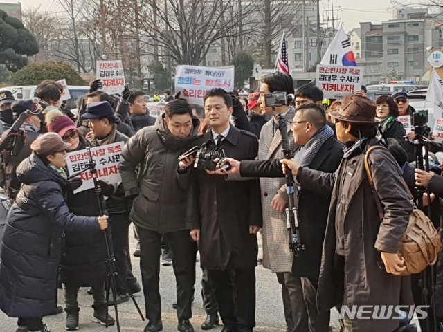 【수원=뉴시스】이병희 기자 = 청와대 특별감찰반의 민간인 사찰 의혹을 제기한 김태우 전 수사관이 12일 오전 10시께 수원지검에 출석해 기자들의 질문에 답하고 있다. 2019.02.12. heee9405@naver.com