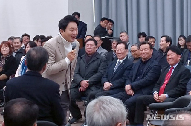 【제주=뉴시스】배상철 기자 = 원희룡 제주도지사가 12일 오전 제주시청 제1별관 회의실에서 열린 시민과의 대화에 참석해 이야기를 나누고 있다. 2019.02.12. bsc@newsis.com