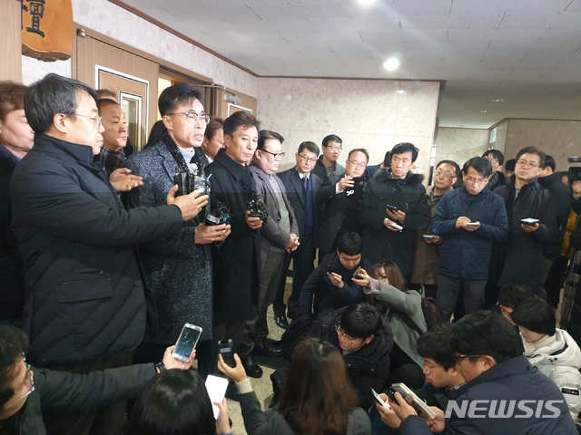 【안산=뉴시스】 이승호 기자 = 12일 오전 경기 안산 단원고 단원관 앞에서 유경근 4·16세월호가족협의회 집행위원장과 전명선 전 운영위원장이 세월호 희생학생 명예 졸업식의 의미를 취재진에게 설명하고 있다.2019.01.12.jayoo2000@newsis.com