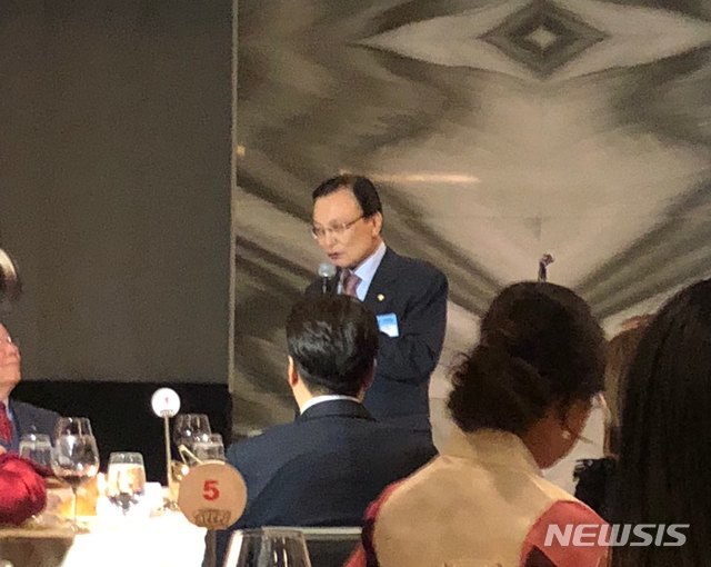 【워싱턴=뉴시스】한주홍 기자 = 방미 중인 이해찬 더불어민주당 대표가 11일(현지시간) 워싱턴 D.C.의 한 호텔에서 열린 문희상 국회의장 주최 '동포 초청 만찬 간담회'에 참석해 발언하고 있다.