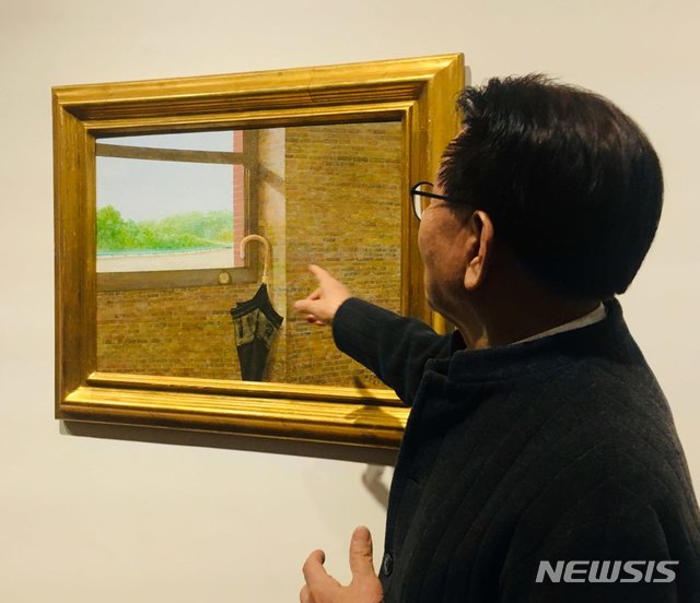 【서울=뉴시스】 박현주 미술전문기자 = 12일 황규백 화백이 지난해 4월 남북 정상이 도보다리를 함게 걷던 순간을 담아낸 회화 작품을 설명하고 있다. 전시는 서울 평창동 가나아트센터에서 14일부터 3월10일까지 열린다.