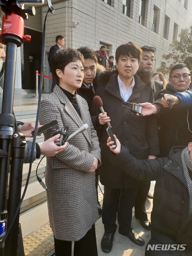 【수원=뉴시스】이병희 기자 = 12일 검찰에 출석한 김태우 전 수사관을 격려하기 위해 온 바른미래당 이언주 의원과 이준석 최고의원이 김 전 수사관이 조사실로 들어간 뒤 기자들의 질문에 답하고 있다. 2019.02.12. heee9405@naver.com 