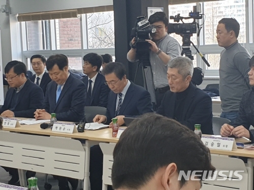 【서울=뉴시스】윤슬기 기자 = 박원순 서울시장이 12일 오후 2시 서울 강남구 개포동 디지털혁신파크에서 열린 '이노베이션 아카데미'(가칭) 설립 추진 업무협약식에 참석했다. 2019.02.12. yoonseul@newsis.com 