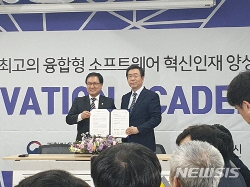 【서울=뉴시스】윤슬기 기자 = 박원순 서울시장(오른쪽)이 12일 오후 2시 서울 강남구 개포동 디지털혁신파크에서 열린 '이노베이션 아카데미'(가칭) 설립 추진 업무협약식에 참석해 유영민 과학기술정보통신부 장관(왼쪽)과 업무협약을 체결했다. 2019.02.12. yoonseul@newsis.com