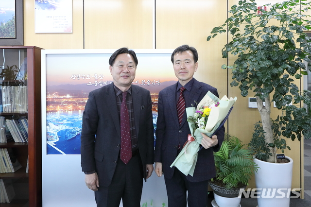 【울산=뉴시스】안정섭 기자 = 12일 울산항만공사(UPA) 고상환 사장(왼쪽)과 제5대 경영본부장으로 임명된 김지호(57) 전 물류기획실장이 기념촬영을 하고 있다. 2019.02.12. (사진=울산항만공사 제공) photo@newsis.com