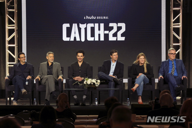 【패서디나=AP/뉴시스】 조지 클루니(왼쪽에서 두번째), 크리스토퍼 애벗(세번째) 등 드라마 '캐치-22' 출연진과 제작진