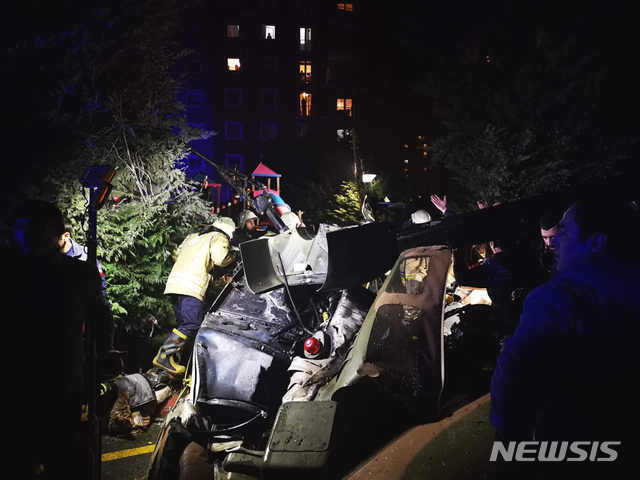 【이스탄불=AP/뉴시스】 터키 이스탄불 주택에 11일(현지시간) 군용 헬기가 추락해 군인 4명이 사망했다. 구조대원이 헬기 잔해에서 수습작업을 벌이고 있다. 2019.02.12 