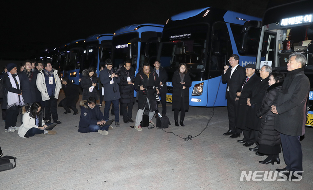 【서울=뉴시스】최진석 기자 = 김홍걸 민족화해범국민협의회 상임대표 의장이 12일 오전 서울 종로구 경복궁 주차장에서 '2019 금강산 새해맞이 연대모임' 금강산 출발에 앞서 기자회견을 하고 있다.&nbsp; 오른쪽부터 한충목 한국진보연대 상임대표, 지은희 시민평화포럼 고문, 김희중 대주교 한국종교인평화회의 대표회장, 이창복 6.15남측위원회 상임대표 의장, 김홍걸 민족화해범국민협의회 상임대표 의장. 2019.02.12. myjs@newsis.com