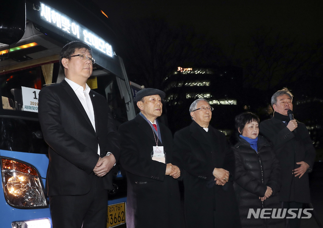 【서울=뉴시스】최진석 기자 = 한충목 한국진보연대 상임대표가 12일 오전 서울 종로구 경복궁 주차장에서 '2019 금강산 새해맞이 연대모임' 금강산 출발에 앞서 기자회견을 하고 있다.&nbsp; 왼쪽부터 김홍걸 민족화해범국민협의회 상임대표 의장, 이창복 6.15남측위원회 상임대표 의장, 김희중 대주교 한국종교인평화회의 대표회장, 지은희 시민평화포럼 고문, 한충목 한국진보연대 상임대표. 2019.02.12.myjs@newsis.com