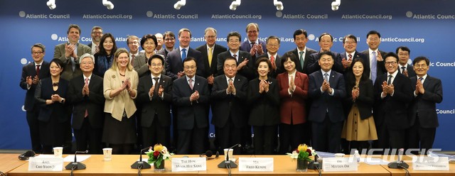 【서울=뉴시스】미국을 방문중인 문희상 국회의장이 11일(현지시각) 워싱턴 D.C.에 위치한 싱크탱크 '아틀란틱 카운슬'이 주최한 '한반도 전문가 초청 간담회'에 참석해 참석자들과 기념촬영을 하고 있다. 2019.02.12. (사진=국회 제공)&nbsp;&nbsp; photo@newsis.com