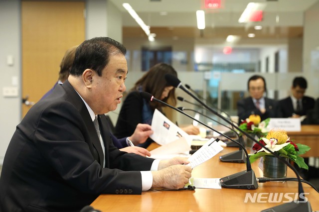 【서울=뉴시스】미국을 방문중인 문희상 국회의장이 11일(현지시각) 워싱턴 D.C.에 위치한 싱크탱크 '아틀란틱 카운슬'이 주최한 '한반도 전문가 초청 간담회'에 참석해 인사말을 하고 있다. 2019.02.12. (사진=국회 제공) photo@newsis.com