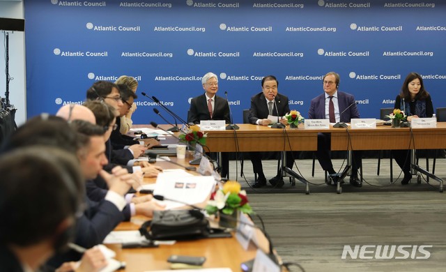 【서울=뉴시스】미국을 방문중인 문희상 국회의장이 11일(현지시각) 워싱턴 D.C.에 위치한 싱크탱크 '아틀란틱 카운슬'이 주최한 '한반도 전문가 초청 간담회'에 참석해 인사말을 하고 있다. 2019.02.12. (사진=국회 제공) photo@newsis.com