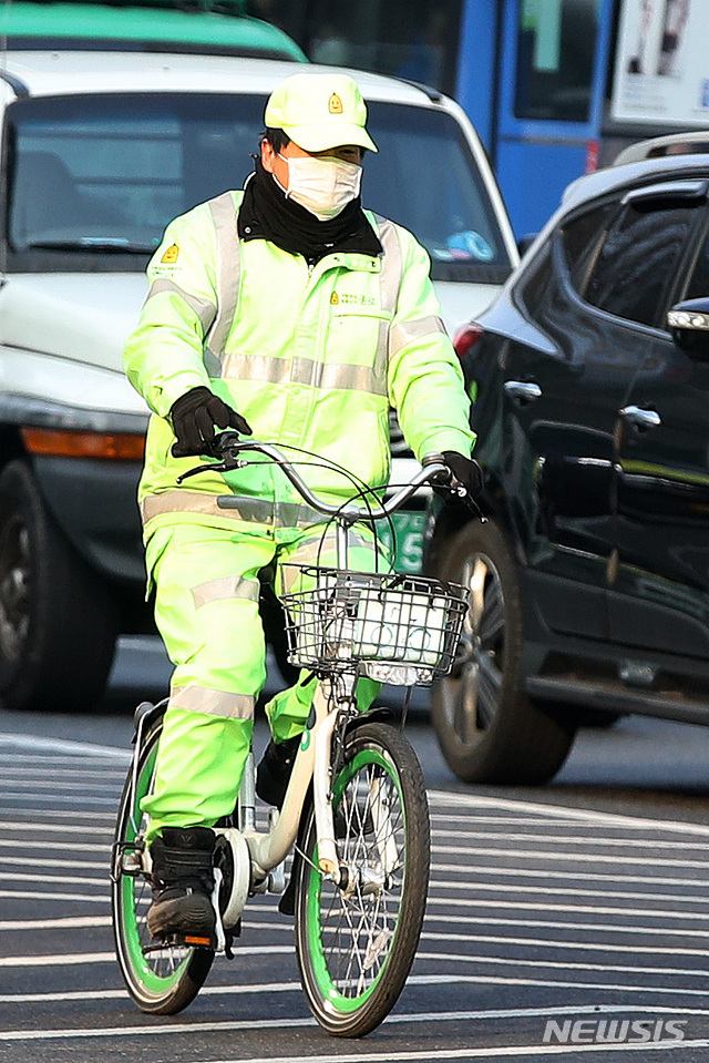 【서울=뉴시스】박미소 수습기자 = 중부지방을 중심으로 미세먼지 농도가 높은 수준으로 예보된 12일 오전 서울 종로구 광화문 네거리에서 한 환경미화원이 미세먼지 마스크를 쓰고 자전거로 이동하고 있다.&nbsp; 국립환경과학원에 따르면 미세먼지 농도는 서울·인천·경기남부·강원영서·충청권·전북은 '나쁨', 그 밖의 권역은 '보통'으로 예상된다. 아침 최저기온은 -9~3도, 낮 최고기온은 2~11도로 예상돼 일교차가 클 것으로 예상된다. 2019.02.12.&nbsp; misocamera@newsis.com