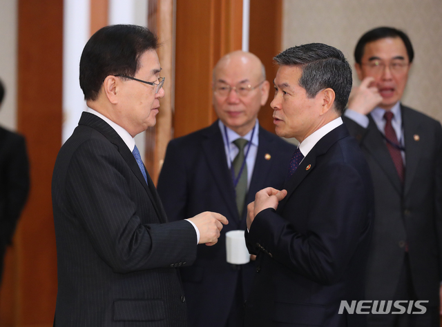 【서울=뉴시스】전신 기자 = 정의용 국가안보실장과 정경두 국방부 장관의 모습. (사진=뉴시스DB). 2019.02.12.