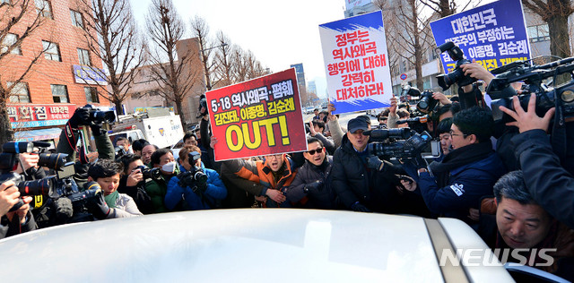 【광주=뉴시스】 신대희 기자 = 12일 광주 북구 중흥동 자유한국당 광주시·전남도당사에서 김진태 의원이 당원과 간담회를 연 가운데, 일부 시민단체 회원들이 한국당원들이 탄 것으로 추정되는 차량을 가로막으며 5.18 역사 왜곡에 항의하고 있다. 2019.02.12.   sdhdream@newsis.com